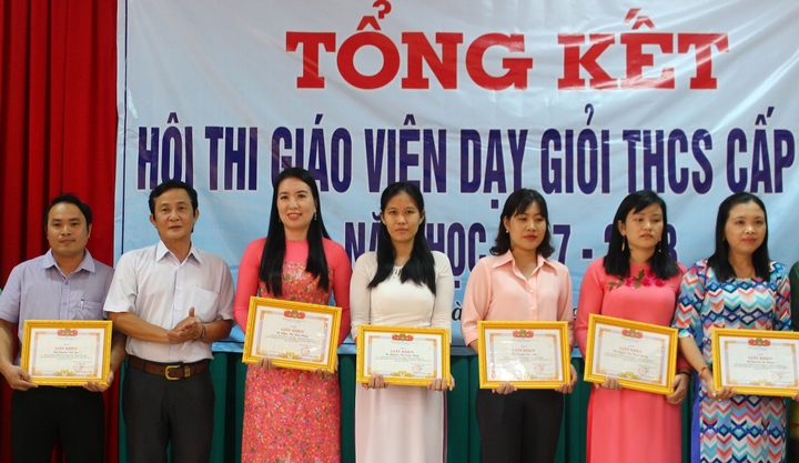 Ông Lê Quang Phương- Trưởng Phòng Giáo dục trung học (Sở GD- ĐT) trao bằng khen cho các giáo viên đạt thành tích xuất sắc trong hội thi.