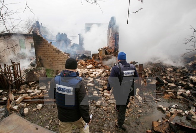 Các quan sát viên OSCE kiểm tra một tòa nhà bị phá hủy sau vụ nã pháo tại Avdiivka, Ukraine ngày 25/2/2017. (Nguồn: EPA/TTXVN)