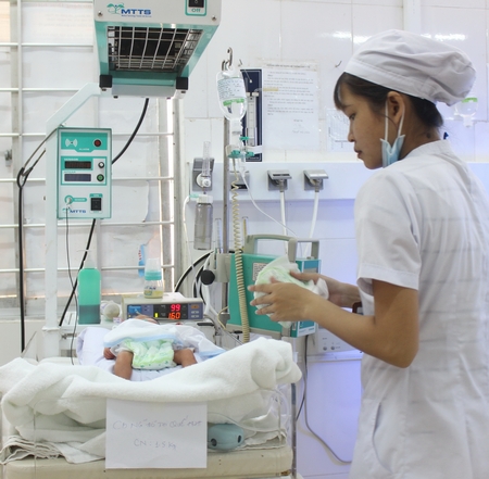 Trẻ sinh non tháng được chăm sóc sơ sinh tại Bệnh viện Đa khoa tỉnh Vĩnh Long.