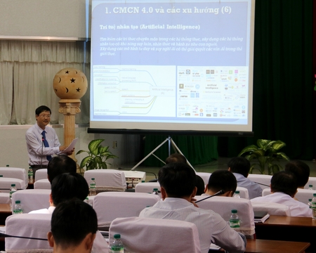 TS Phạm Quốc Trung- Phó Trưởng khoa Khoa Quản lý Công nghiệp, Trường ĐH Bách khoa TP.HCM trình bày tại hội thảo.