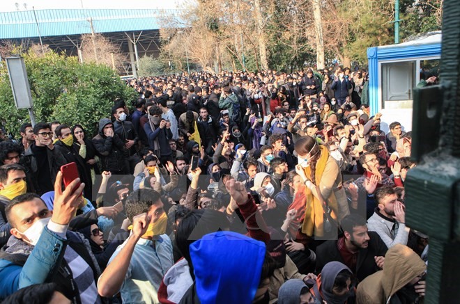 Quang cảnh cuộc biểu tình phản đối các vấn đề kinh tế tại Tehran, Iran ngày 30/12/2017. (Nguồn: AFP/TTXVN)