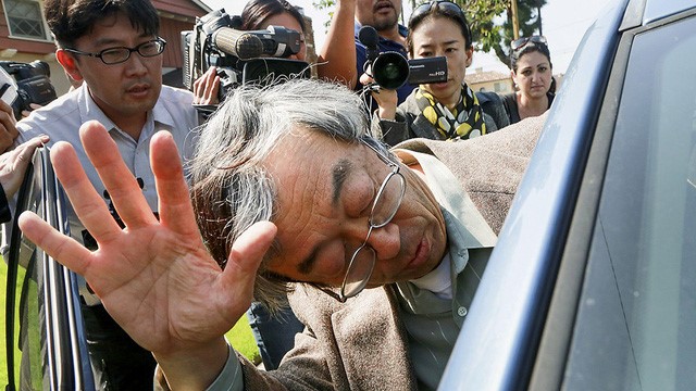 Các nhà báo đeo bám ông Dorian Satoshi Nakamoto vì cho rằng ông là cha đẻ bitcoin - Ảnh: AP