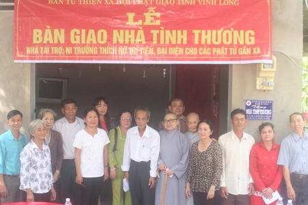 Đoàn từ thiện và chính quyền địa phương chụp ảnh lưu niệm cùng gia đình ông Nguyễn Văn Út Nhỏ.