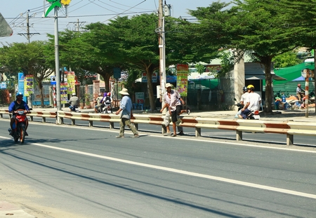 Hiện tình trạng người đi bộ sai luật vẫn còn diễn ra phổ biến trên nhiều tuyến đường ở TP Vĩnh Long.