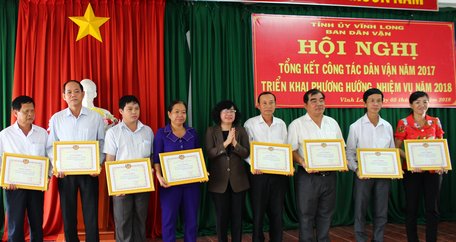 Bà Nguyễn Thị Minh Hạnh- Ủy viên Ban thường vụ Tỉnh ủy, Trưởng Ban Dân vận Tỉnh ủy (đứng giữa) khen thưởng các tập thể làm tốt công tác dân vận