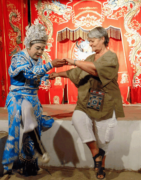Du khách quốc tế thích thú, tìm hiểu và tập các điệu múa của nghệ thuật hát bội cùng Vũ Linh Tâm.Ảnh: Internet