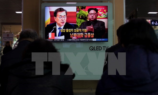 Người dân Hàn Quốc theo dõi tin tức trên truyền hình về quan hệ liên Triều tại một nhà ga ở Seoul ngày 3/1. (Nguồn: THX/TTXVN)