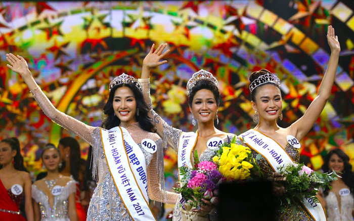 (Từ trái sang) Á hậu 1 Hoàng Thị Thùy, Hoa hậu HHen Niê và Á hậu 2 Mâu Thủy. Ảnh theo TTO