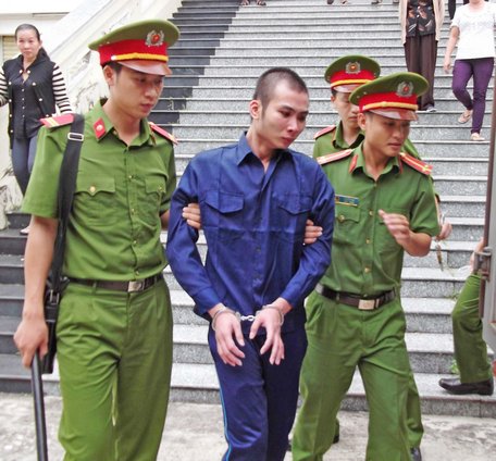 Bị cáo Hồ Bình Minh Luân bị dẫn giải ra tòa.