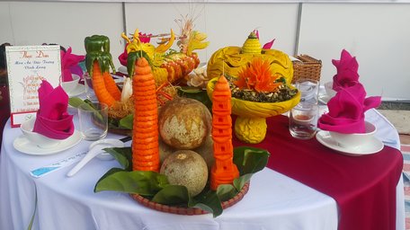 Tác phẩm cắt tỉa trái cây trưng bày bàn ăn của đầu bếp Võ Thành Kiệt.
