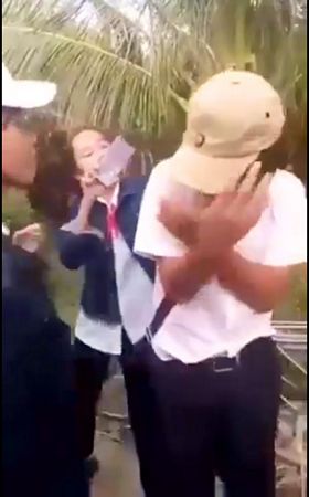 Hình ảnh các em HS đánh nhau lan truyền trên mạng (cảnh cắt từ clip).