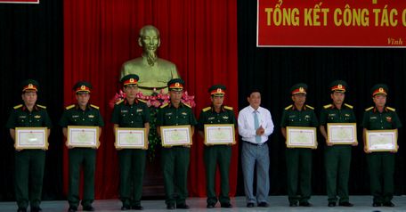 Các cá nhân hoàn thành xuất sắc nhiệm vụ quân sự, quốc phòng năm 2017 được nhận bằng khen của UBND tỉnh.