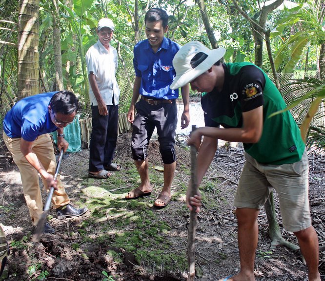 Các ban ngành huyện Tam Bình thường xuyên tổ chức các chuyến về nguồn hỗ trợ xã Hòa Hiệp xây nông thôn mới.