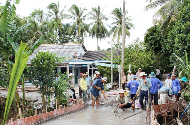 Xã Long Phú (Tam Bình) đã vận động người dân tham gia tốt phong trào “4 hiến” (hiến kế, hiến đất, hiến công và hiến của) để xây dựng cầu đường.