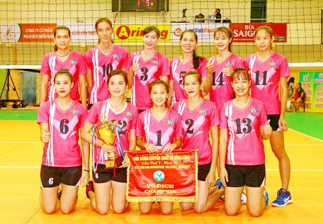 / Nguyễn Thị Bích Tuyền (số 10) góp phần cùng đồng đội đạt cúp vô địch Giải Bóng chuyền quốc tế tỉnh Vĩnh Long mở rộng 2017.