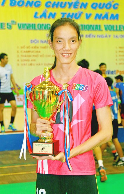 Nguyễn Thị Bích Tuyền với chiếc cúp vô địch Giải Bóng chuyền quốc tế tỉnh Vĩnh Long mở rộng 2017.