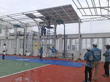 Các doanh nghiệp hài lòng với đối thoại thẳng thắn và rõ ràng.  Trong ảnh: Công ty Điện lực Vĩnh Long lắp đặt hệ thống năng lượng Mặt trời.