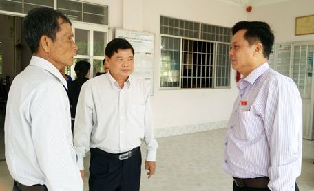 Phó trưởng đoàn Đại biểu Quốc hội đơn vị tỉnh Vĩnh Long- Lưu Thành Công (bìa phải) trao đổi bên lề buổi tiếp xúc cử tri huyện Vũng Liêm sau kỳ họp thứ 4 Quốc hội khóa XIV (ảnh: XUÂN TƯƠI)