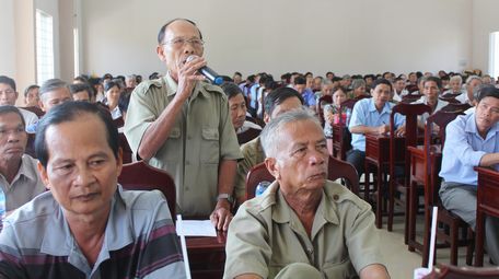 Cử tri huyện Trà Ôn gửi gắm kiến nghị đến Đoàn Đại biểu Quốc hội qua các buổi tiếp xúc. (ảnh: XUÂN TƯƠI)