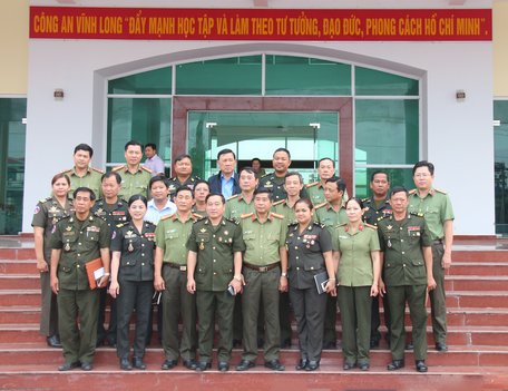 Đoàn công tác của Cục Phát triển (Bộ Quốc phòng Vương quốc Campuchia) chụp ảnh lưu niệm cùng đại diện lãnh đạo Công an tỉnh Vĩnh Long.