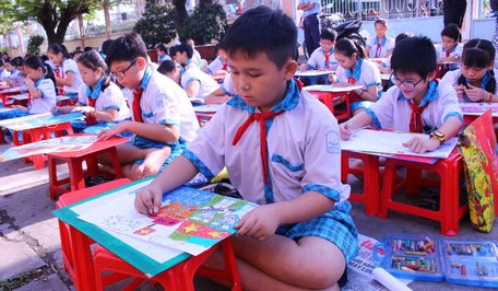 Học sinh Trường Tiểu học Nguyễn Huệ vẽ tranh, làm thiệp gửi tặng các anh.