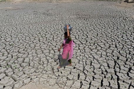 Hồ Chandola ở Ahmedabad, Ấn Độ khô cạn do hạn hán ngày 20/5/2016. (Nguồn: AFP/TTXVN)