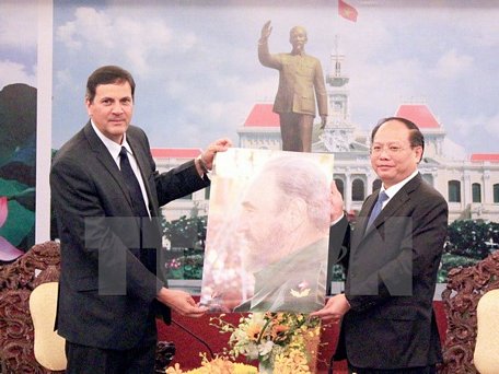 Phó Bí thư Thành ủy Thành phố Hồ Chí Minh Tất Thành Cang tiếp Phó Trưởng ban Đối ngoại Trung ương Đảng Cộng sản Cuba Juan Carlos Marsan. (Ảnh: Xuân Khu/TTXVN)