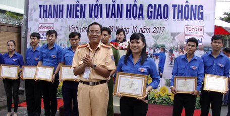 Đại tá Thái Văn Bền- Trưởng Phòng CSGT đường bộ- đường sắt, Công an tỉnh  trao giải cho các đội đạt thành tích cao trong Hội thi 