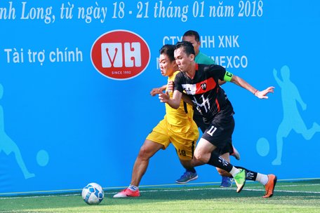 Pha tranh bóng trong trận chung kết giữa Mỹ Hạnh Imexco (áo đen) thắng Thành Phát Đồng Dao với tỷ số 4-0.