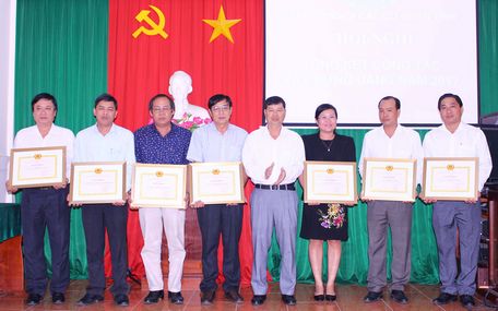 Đồng chí Trần Văn Bạch- Bí thư Đảng ủy khối Các cơ quan tỉnh trao giấy khen cho tập thể trong sạch, vững mạnh tiêu biểu 2017