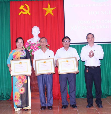 Đồng chí Lê Chí Thanh- Phó Bí thư Đảng ủy khối Các cơ quan tỉnh trao giấy khen cho các đảng viên hoàn thành xuất sắc nhiệm vụ 5 năm liền