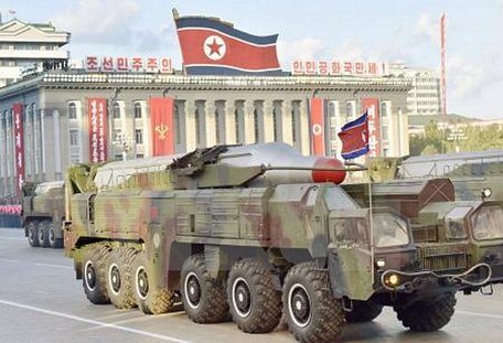 Một tên lửa đạn đạo tầm trung của Triều Tiên được giới thiệu tại lễ duyệt binh ở thủ đô Bình Nhưỡng tháng 10/2015. (Ảnh: Kyodo/TTXVN)