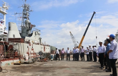Đại biểu tham quan Nhà máy X55 Hải quân.