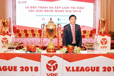 Ông Trần Anh Tú, Chủ tịch Hội đồng quản trị kiêm Tổng Giám đốc VPF giới thiệu chiếc cúp vô địch Giải bóng đá vô địch quốc gia 2018.