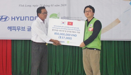 Ông Go Bo Gon- Trưởng đoàn tình nguyện Công ty Huyndai Happy Move (phải) trao biểu trưng tài trợ kinh phí xây dựng cơ sở vật chất cho xã Trung An.