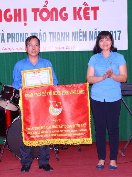 Bí thư Tỉnh Đoàn- Nguyễn Huỳnh Thu trao cờ dẫn đầu khối thi đua các trường ĐH, CĐ cho Đoàn Trường