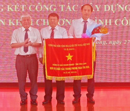 Ông Lê Thành Lượng trao Cờ thi đua của Chính phủ cho Đảng ủy Khối doanh nghiệp.