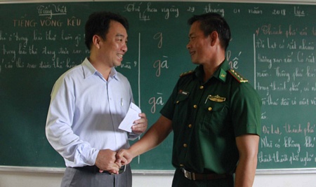 Phó Chủ tịch UBND tỉnh Lữ Quang Ngời tặng quà lớp học tình thương của thầy giáo, Thượng úy Trần Bình Phục- cán bộ Đồn Biên phòng Hòn Chuối. 