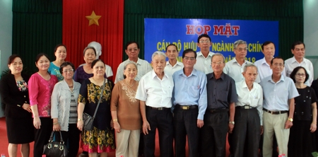 Phó Chủ tịch Thường trực UBND tỉnh- Lê Quang Trung (hàng đầu, thứ 5 từ phải sang) chụp ảnh lưu niệm với các cán bộ hưu trí ngành tài chính.