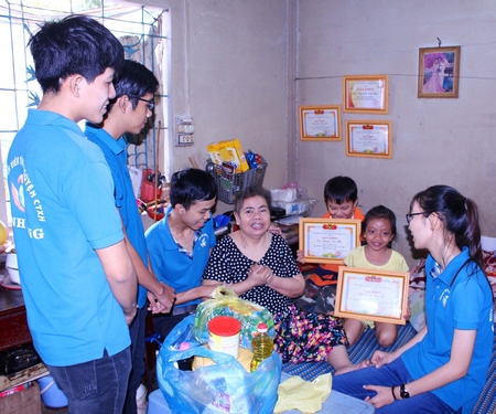 Nhóm sinh viên tình nguyện công tác xã hội Vĩnh Long thăm và tặng quà tết cho người nghèo.