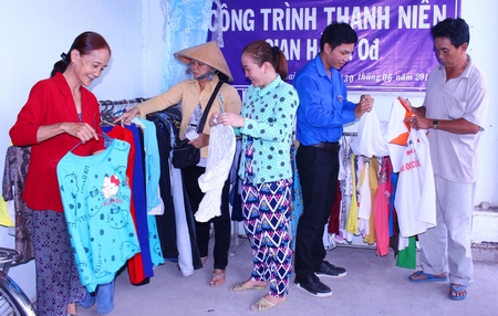 Quầy quần áo “không đồng” của Xã Đoàn Lộc Hòa cũng làm ấm lòng những người lao động nghèo.
