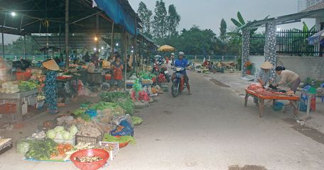 Họp chợ vào sáng sớm mùng 2 tết tại chợ Thạnh Quới (xã Thạnh Quới- Long Hồ).