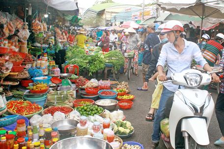 Không khí mua bán khá nhộn nhịp ở chợ Vĩnh Long sáng mùng 2 tết.
