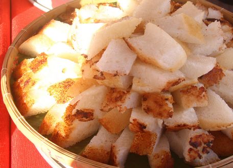  Bánh bò nướng chan nước cốt dừa, một đặc sản nổi tiếng ở Tân Châu (An Giang).