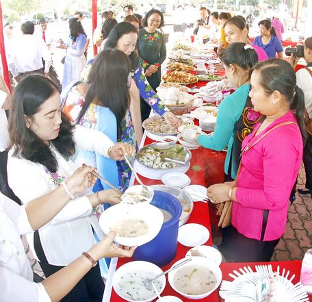 Bánh dân gian Nam Bộ tại ngày lễ kỷ niệm ngày sinh cố Thủ tướng Võ Văn Kiệt và ngày Nam Kỳ khởi nghĩa (23/11) ở huyện Vũng Liêm.