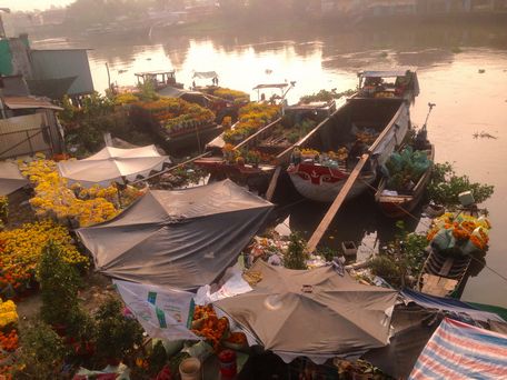 Bến chợ An Hữu (Cái Bè, Tiền Giang) trưa 30 tết vẫn còn đầy ắp hoa vạn thọ.