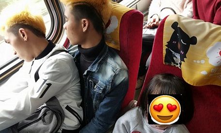 Bức ảnh về 2 thanh niên trẻ người Việt ngồi chung 1 ghế trên chuyến tàu đông đúc để nhường chỗ cho 2 đứa trẻ nhỏ được chia sẻ rộng rãi ở Đài Loan. Ảnh: Taiwan News