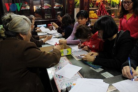 Người dân đăng ký cúng sao giải hạn tại chùa Phúc Khánh (Hà Nội)