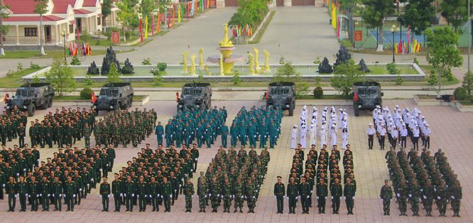 Khối sĩ quan, dân quân tự vệ, dự bị động viên và các học sinh tham gia lễ ra quân huấn luyện.