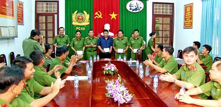 Đại tá Phạm Văn Ngân- Phó Giám đốc Công an tỉnh- trao thưởng nóng 15 triệu đồng cho 5 đơn vị tích cực phối hợp điều tra làm rõ vụ án.